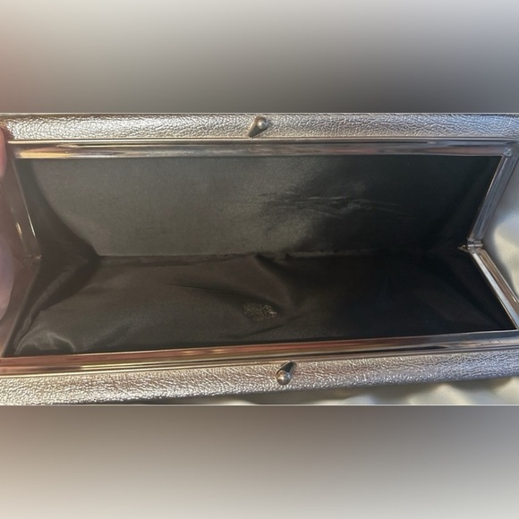 VTG 1950s Silver clutch with new matching Crescendoe gloves. - Picture 4 of 7